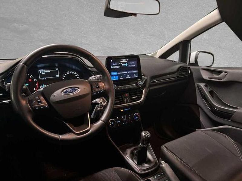 Gebraucht Ford Fiesta Cool & Connect 75 PS (55 kW) 2022 Weiß Kleinwagen