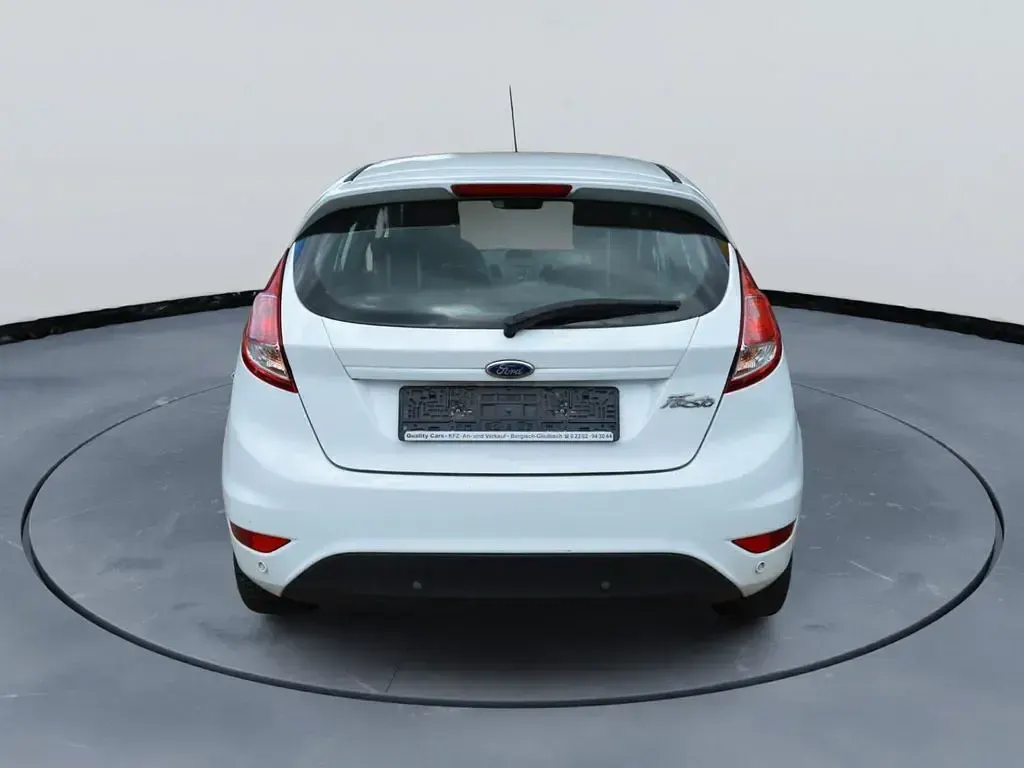 Gebraucht Ford Fiesta Trend 75 PS (55 kW) 2015 Weiß Kleinwagen