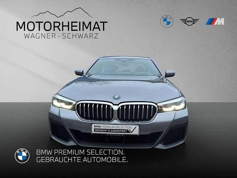 Gebraucht BMW 545e M Sport 394 PS (289 kW) 2022 Skyscraper grau metallic Limousine