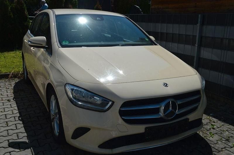 Gelb Gebraucht 2020 Mercedes B180 Van / Kleinbus | 15.500 € (Fairer Preis) - Bild 1/4