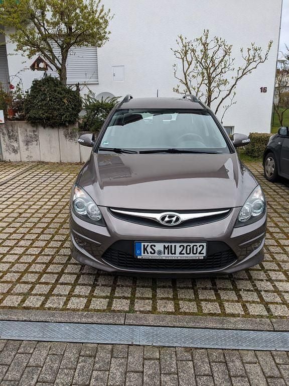 Braun Gebraucht 2012 Hyundai i30 Comfort Kombi | 3.500 € (Guter Preis) - Bild 1/4