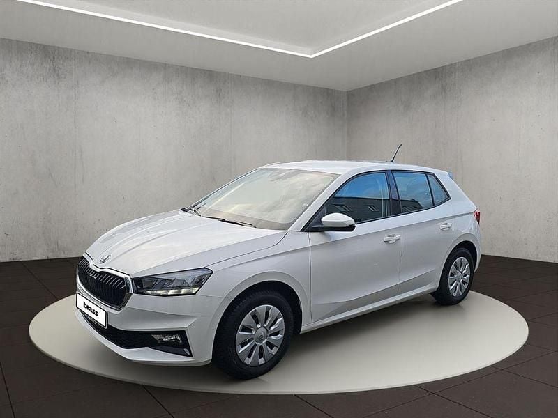 Candyweiß Gebraucht 2024 Skoda Fabia Essence Limousine | 16.700 € (Guter Preis) - Bild 1/4