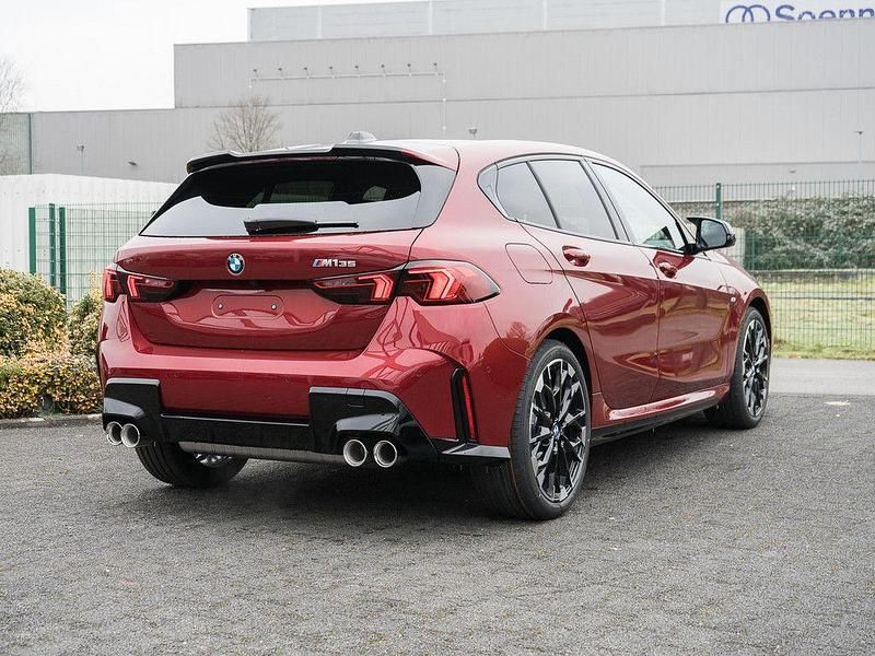 Neu BMW M135 Performance 300 PS (220 kW) 2025 Rot Kleinwagen