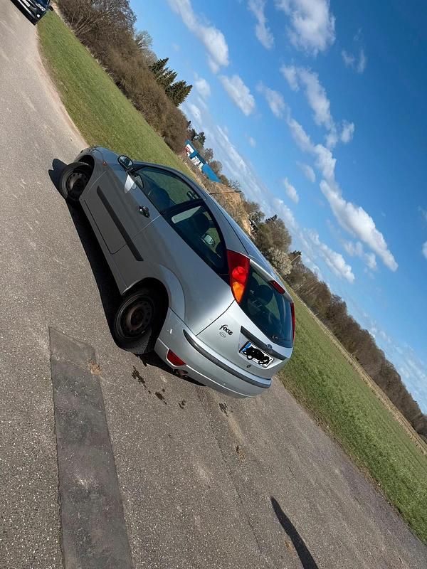 Second-hand Ford Focus 75 CP (55 kW) 2004 Gri Hatchback