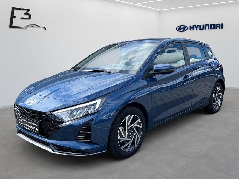Vibrant blue / mic Neu 2025 Hyundai i20 Trend Limousine | 24.490 € (Fairer Preis) - Bild 1/4