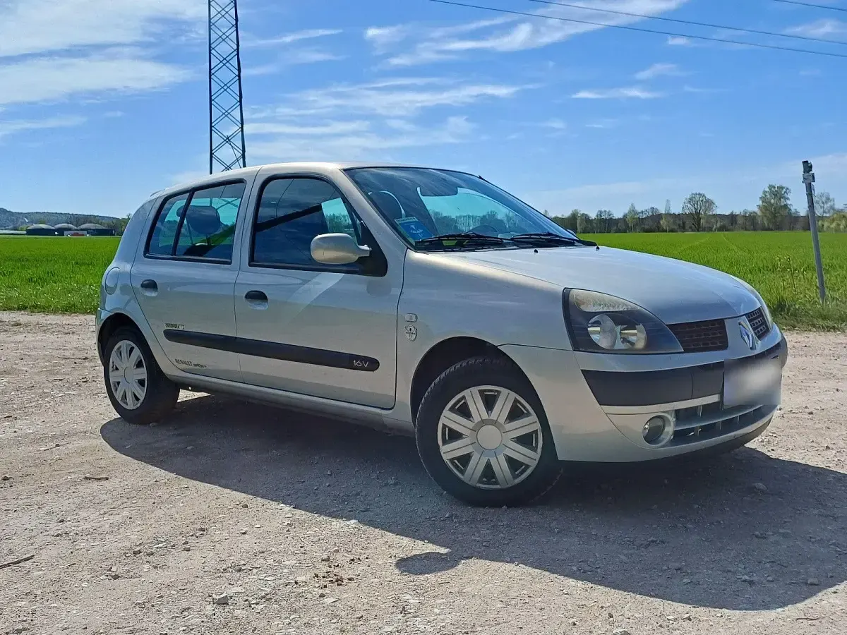 Używany Renault Clio II 75 KM (55 kW) 2003 Srebrny Sedan/Limuzyna