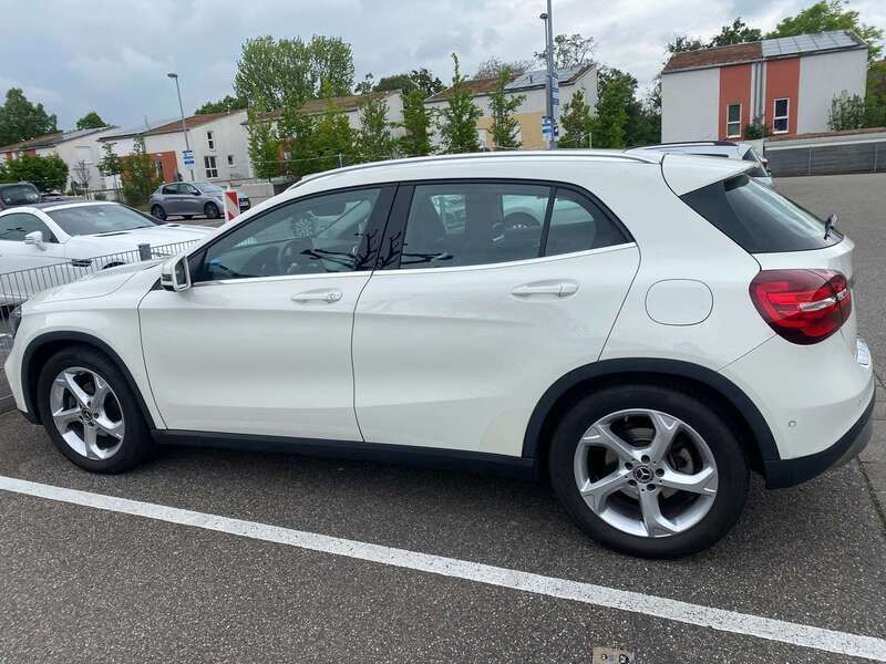 Weiß Gebraucht 2017 Mercedes GLA180 Urban SUV | 25.500 € (Teuer) - Bild 1/4