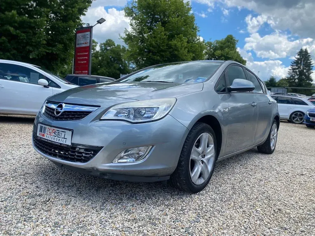 Gebraucht Opel Astra Edition 140 PS (102 kW) 2011 Silber Limousine