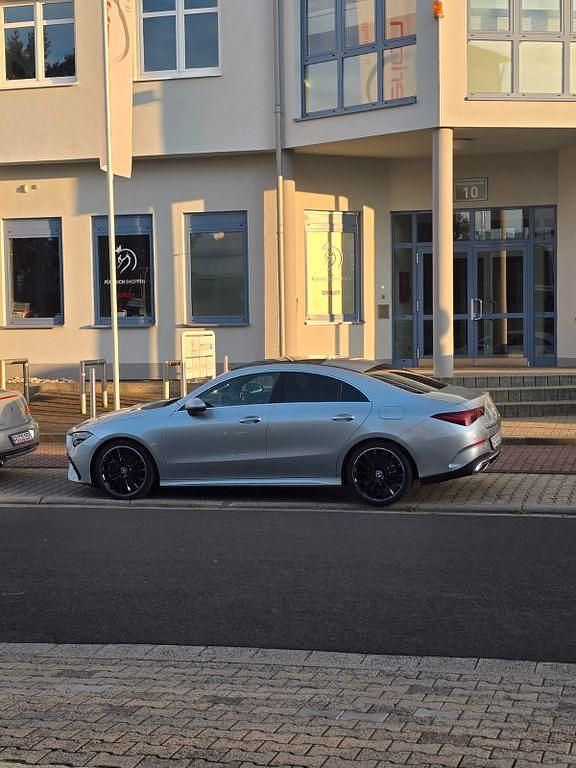Silber Gebraucht 2024 Mercedes CLA220 Limousine | 42.450 € (Fairer Preis) - Bild 1/4