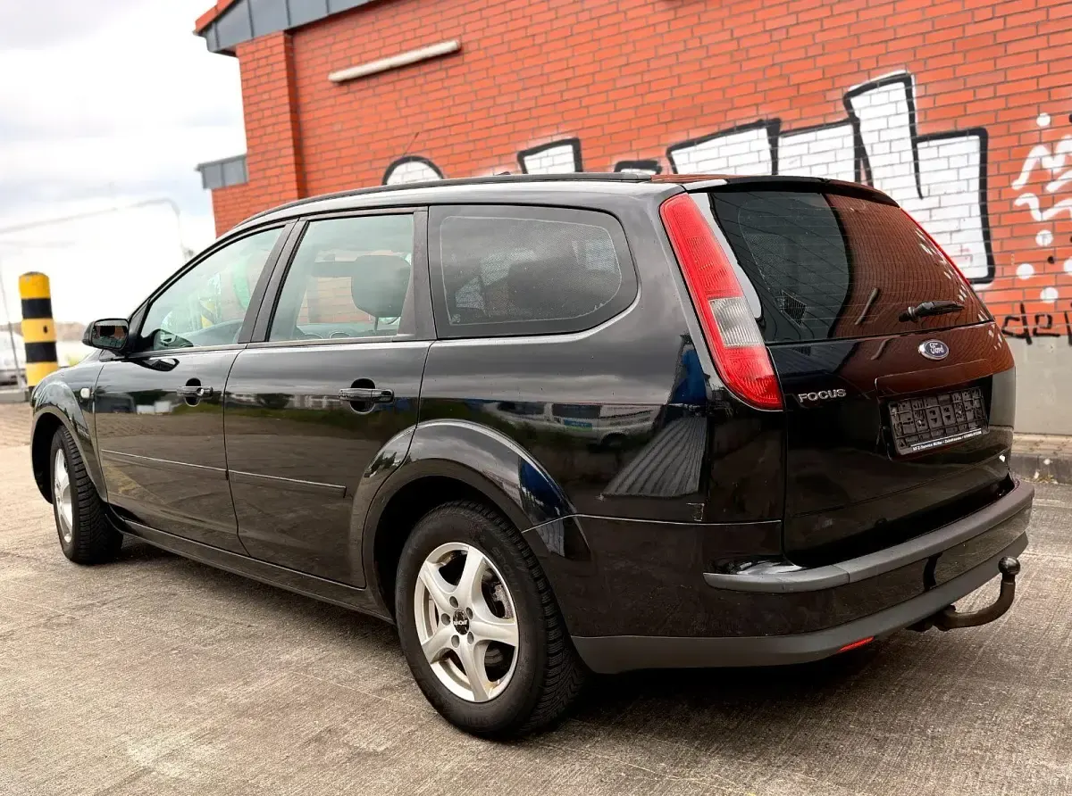 Brugt Ford Focus Style 101 HK (74 kW) 2007 Sort Sedan