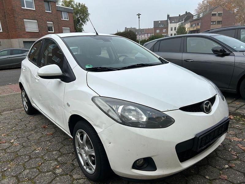 Weiß Gebraucht 2009 Mazda 2 Limousine | 1.100 € (Fairer Preis) - Bild 1/4