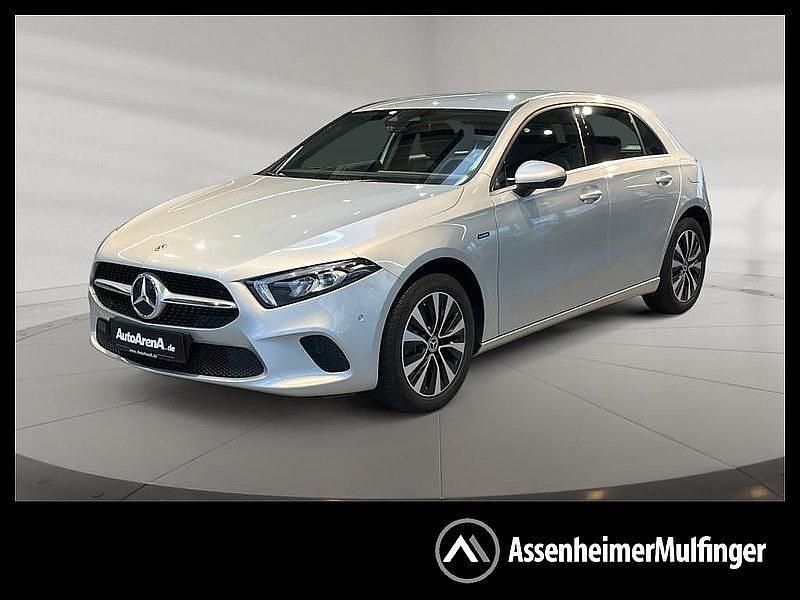Iridiumsilber metallic Gebraucht 2020 Mercedes A250 Style Limousine | 23.550 € (Fairer Preis) - Bild 1/4