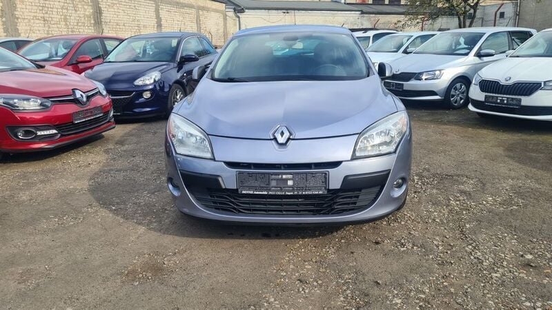 Blau Gebraucht 2011 Renault Mégane III Dynamique Limousine | 4.290 € (Etwas zu teuer) - Bild 1/4