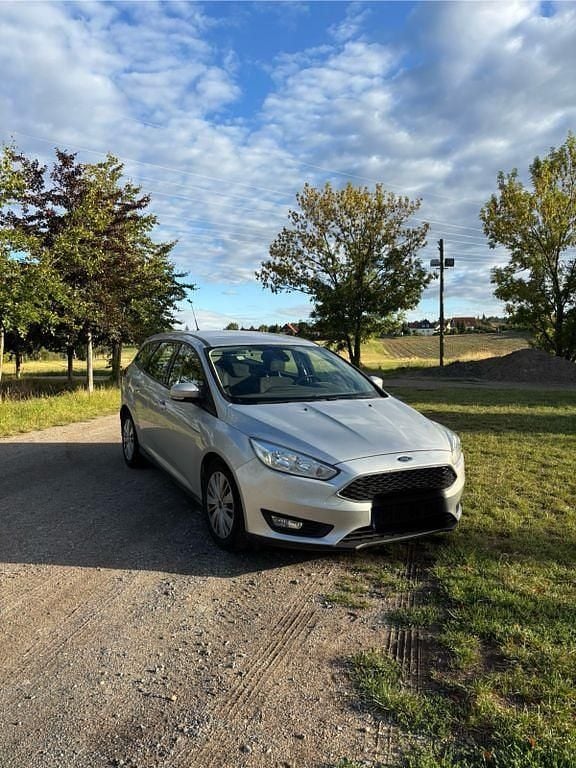 Silber Gebraucht 2015 Ford Focus Trend Limousine | 6.800 € (Fairer Preis) - Bild 1/4