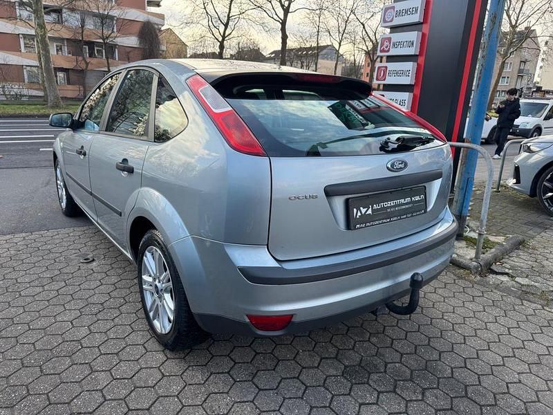 Gebraucht Ford Focus Trend 101 PS (74 kW) 2005 Silber Limousine