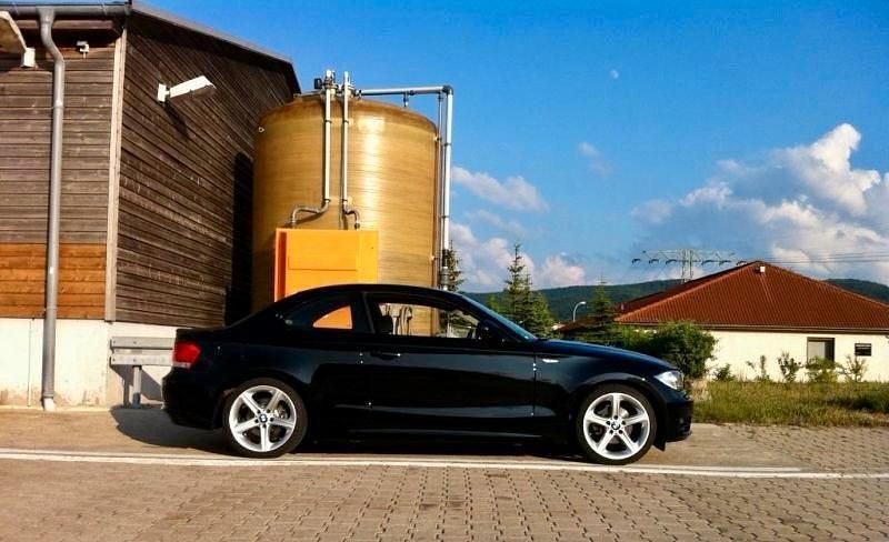 Schwarz Gebraucht 2010 BMW 118 Coupé Sport Line Coupé | 6.399 € (Fairer Preis) - Bild 1/4