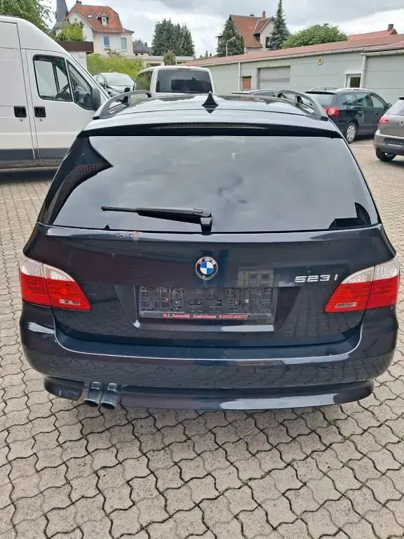 Gebraucht BMW 523 190 PS (139 kW) 2009 Schwarz Kombi