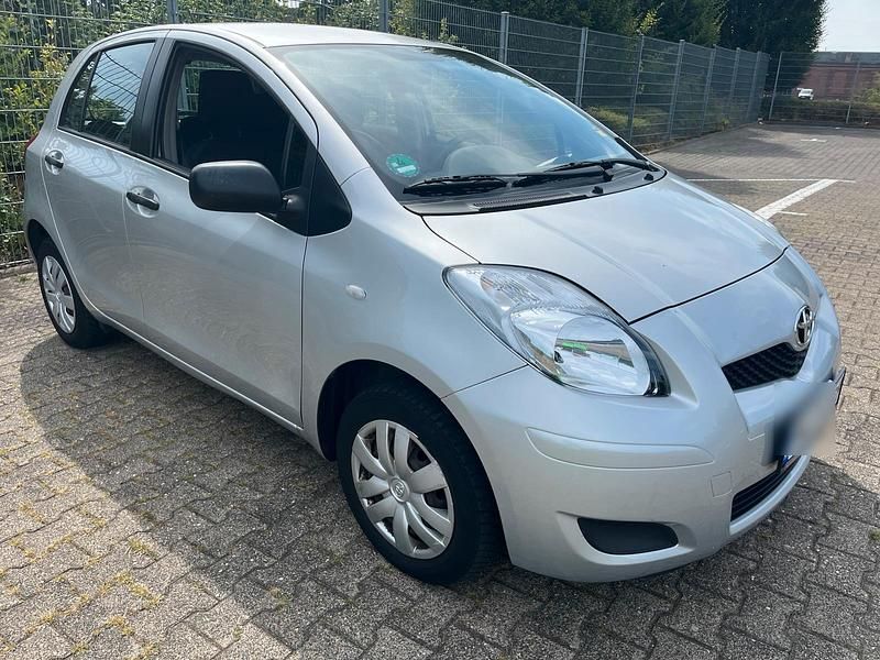 Silber Gebraucht 2009 Toyota Yaris Kleinwagen | 3.400 € - Bild 1/4