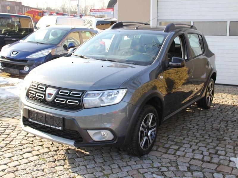 Grau Gebraucht 2018 Dacia Sandero Stepway Limousine | 9.600 € (Fairer Preis) - Bild 1/4