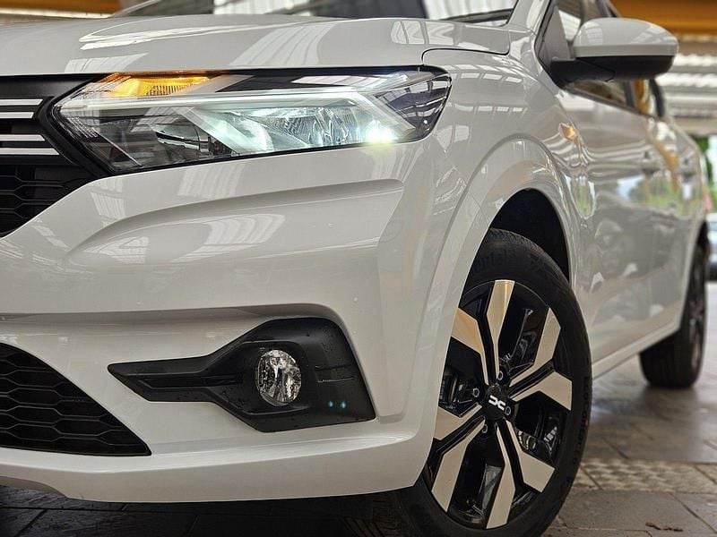 Używany Dacia Sandero Expression 91 KM (66 kW) 2025 Szary Hatchback