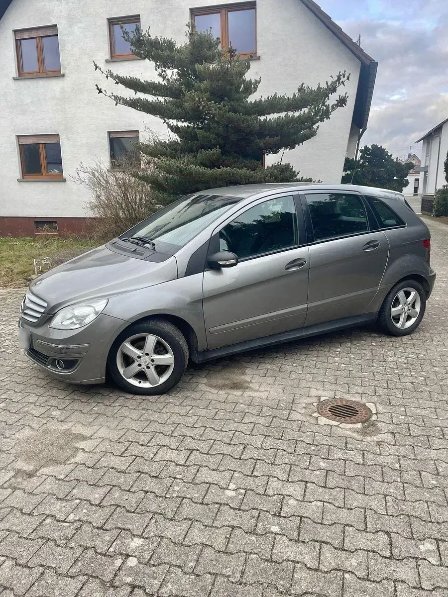 Gebraucht Mercedes B150 95 PS (69 kW) 2008 Braun Van / Kleinbus