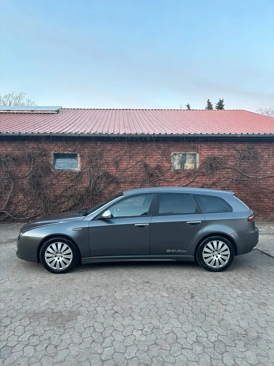 Second-hand Alfa Romeo 159 Ti 170 CP (125 kW) 2011 Argintiu Break