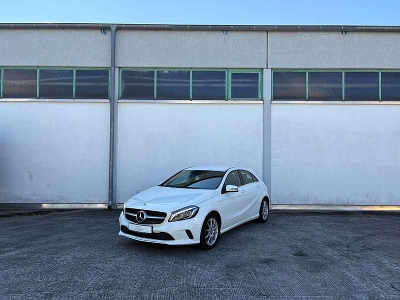 Calcitweiss/zirrusweiss Gebraucht 2017 Mercedes A180 Kleinwagen | 14.600 € (Fairer Preis) - Bild 1/4