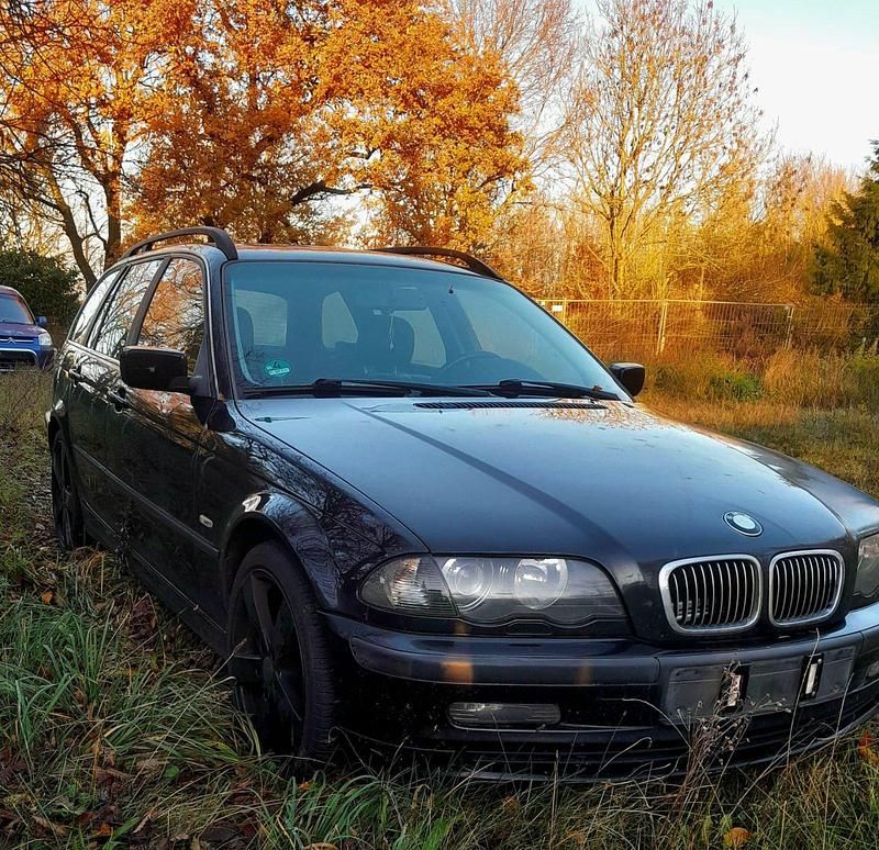 Schwarz Gebraucht 2001 BMW 320 Kombi | 1.500 € (Superpreis) - Bild 1/4