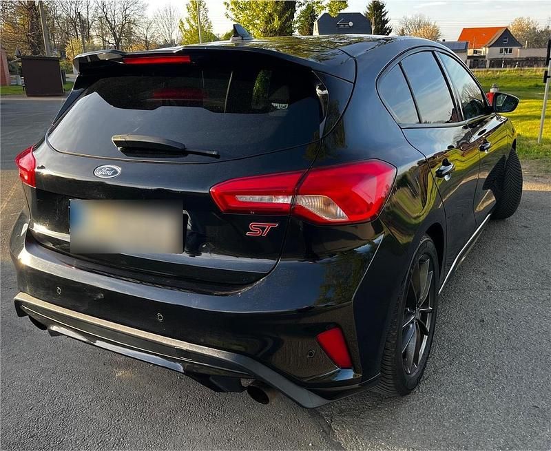 Używany Ford Focus ST 280 KM (205 kW) 2020 Czarny Sedan/Limuzyna