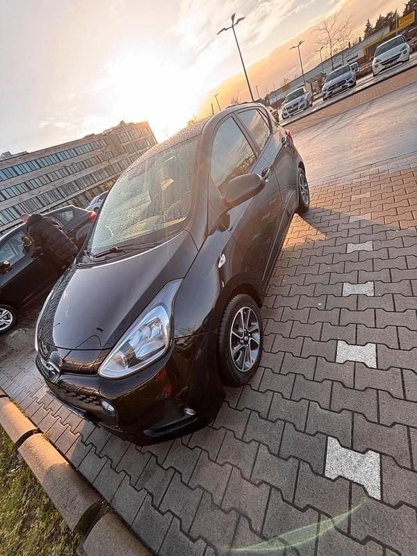 Gebraucht Hyundai i10 Passion 67 PS (49 kW) 2018 Schwarz Kleinwagen