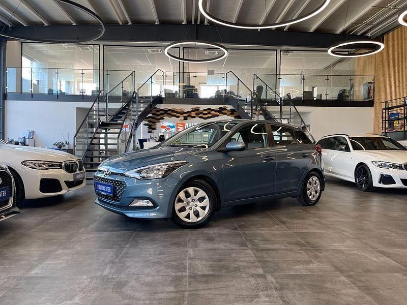 Blau Gebraucht 2017 Hyundai i20 Limousine | 7.999 € (Fairer Preis) - Bild 1/4