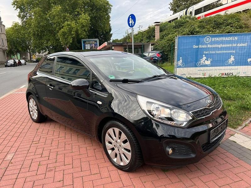Schwarz Gebraucht 2013 Kia Rio DREAM-TEAM Edition Kleinwagen | 5.990 € (Fairer Preis) - Bild 1/4