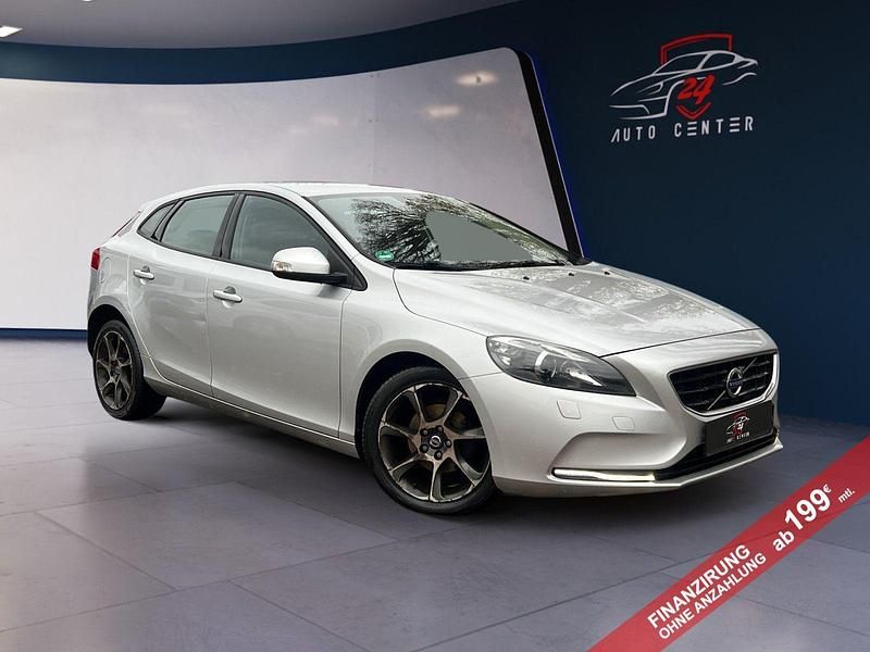 Silber Gebraucht 2015 Volvo V40 You! Kombi | 7.999 € (Fairer Preis) - Bild 1/4