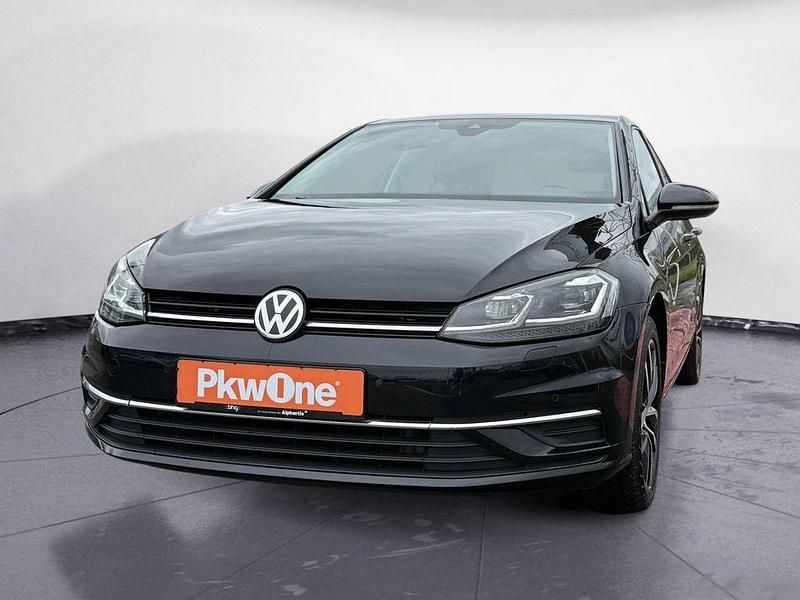 Gebraucht VW Golf VII Sound 110 PS (80 kW) 2018 Deep black perleffekt Limousine