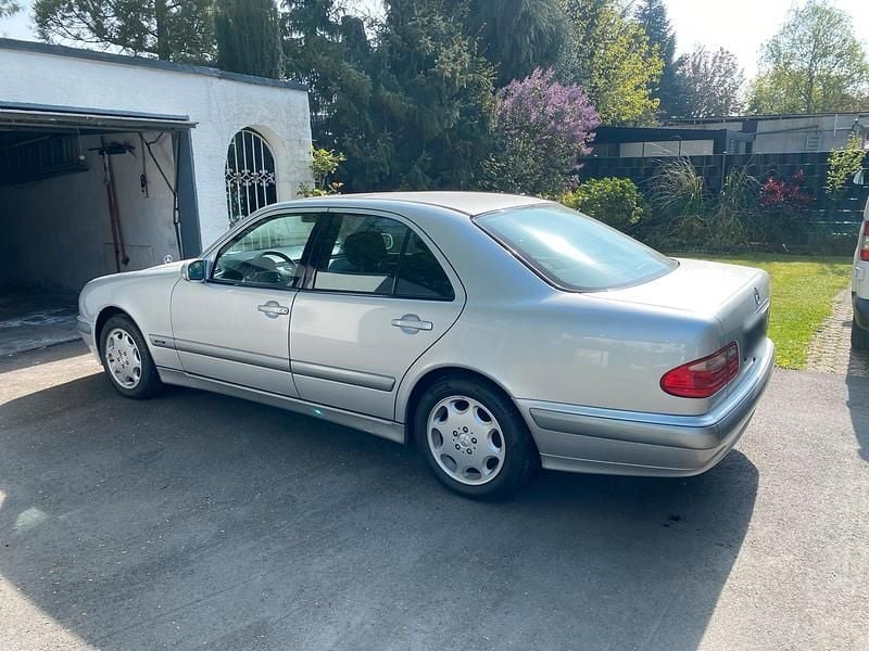 Gebraucht Mercedes E240 170 PS (125 kW) 2000 Silber Limousine