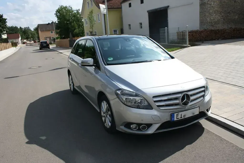 Gebraucht Mercedes B200 156 PS (114 kW) 2012 Silber Kleinwagen