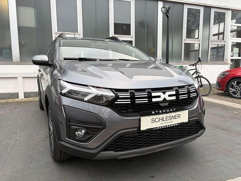 Neu Dacia Sandero Expression 101 PS (74 kW) 2025 Dolomitgrau Kleinwagen