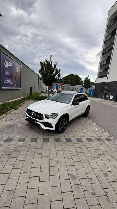 Weiß Gebraucht 2019 Mercedes GLC200 AMG SUV | 33.900 € (Etwas zu teuer) - Bild 1/4