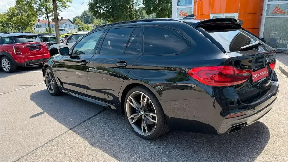 Gebraucht BMW 550 400 PS (294 kW) 2019 Black sapphire metallic Kombi
