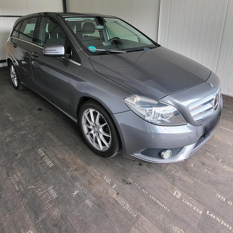 Grau Gebraucht 2012 Mercedes B200 Van / Kleinbus | 7.700 € (Fairer Preis) - Bild 1/4