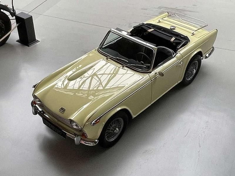 Gelb Gebraucht 1967 Triumph TR 250 Cabrio | 59.800 € - Bild 1/4