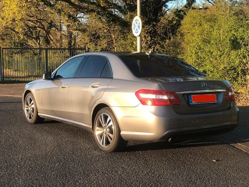 Grau Gebraucht 2010 Mercedes 170 Limousine | 11.500 € - Bild 1/4