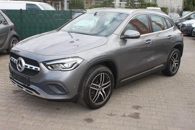 Grau Gebraucht 2020 Mercedes GLA200 SUV | 26.900 € (Guter Preis) - Bild 1/4