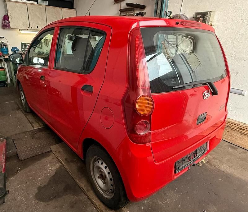 Gebraucht Daihatsu Cuore 70 PS (51 kW) 2009 Rot Kleinwagen