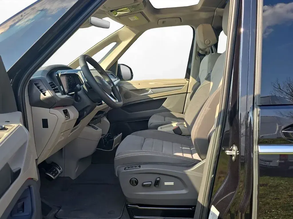 Neu VW T7 Style 150 PS (110 kW) 2026 Schwarz Van