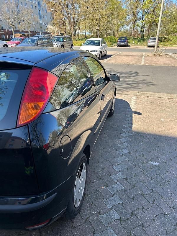 Second-hand Ford Focus 101 CP (74 kW) 2004 Negru Hatchback