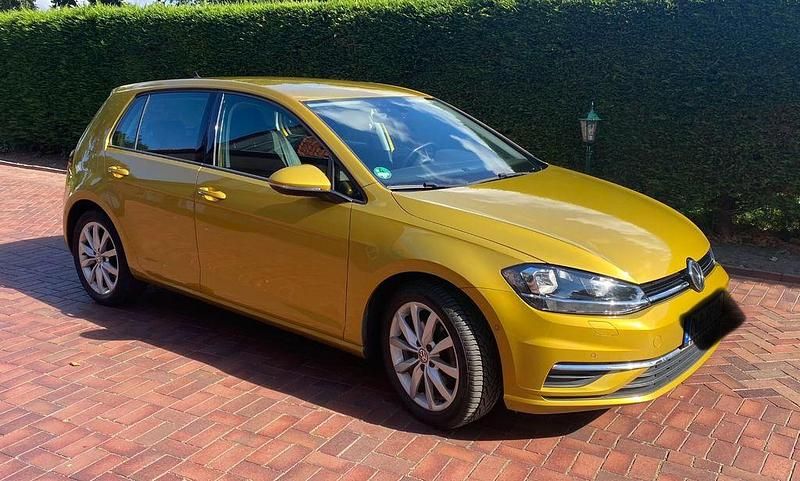 Gelb Gebraucht 2018 VW Golf VII Comfortline Limousine | 14.200 € (Fairer Preis) - Bild 1/4