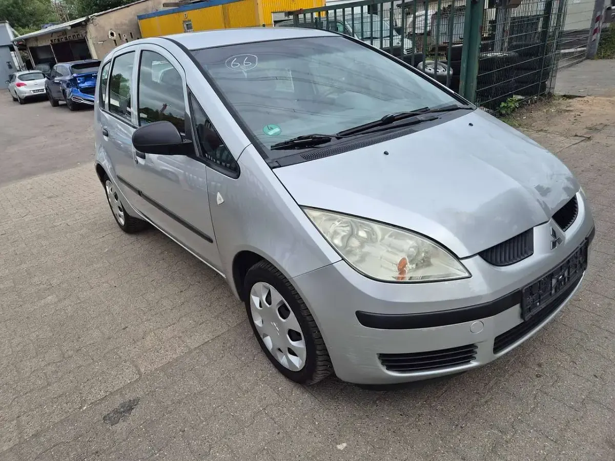 Gebraucht Mitsubishi Colt Invite 95 PS (69 kW) 2005 Haagsilber (m) Kleinwagen