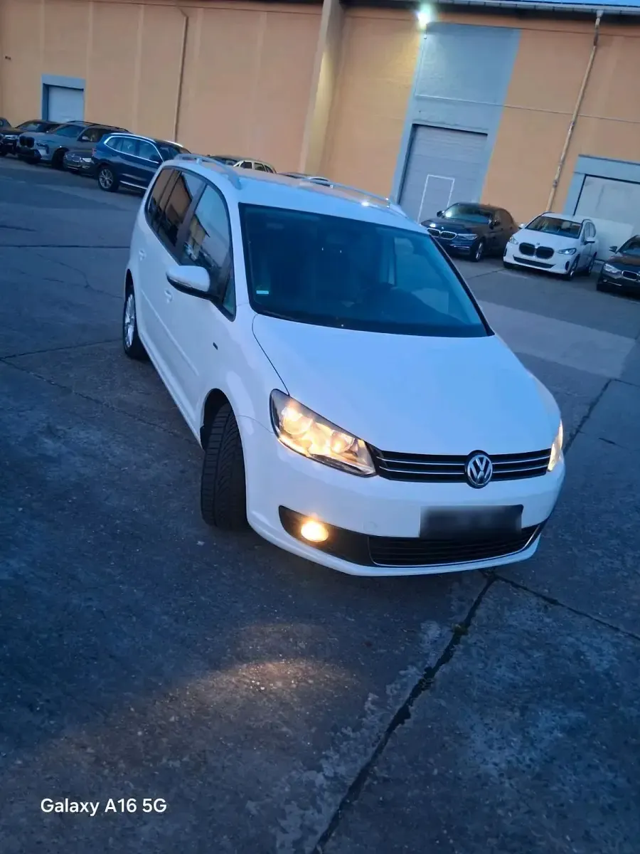 Gebraucht VW Touran 105 PS (77 kW) 2013 Weiß Van / Kleinbus