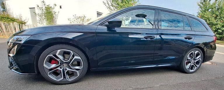 Schwarz Gebraucht 2022 Skoda Octavia RS Kombi | 35.900 € (Teuer) - Bild 1/4
